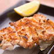 メニューは相撲番付や組手を関連付けており、お客さまからも「面白い」と好評とか。内装は、ポスターなど相撲を楽しく感じられる雰囲気に。