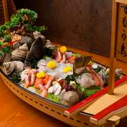 あれもこれもと、乗せきれないほどのお刺身を綺麗に整然と。予約せず、その場でも対応してもらえます。