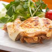 お客さまに召し上がっていただくものなので、より良い食材を仕入れることにこだわっています。吟味して選んだ「長州どり」は、臭みもなく、肉に弾力と甘みがあるので、様々な調理法に向いているそう。