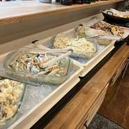 菜の華では女性に大人気の前菜バイキングがあります！なんと、前身の【自然食ビュッフェ菜の華】から愛された【ぜんざい】も食べ放題となっております！夜はチョコレートフォンデュもあり、お子さまに大人気！