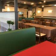 ソファ席もあり、ゆったり空間で落ち着いていただけます。