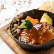 注文を受けてから捏ね、炭火で焼いた絶品のハンバーグです！