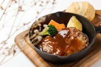 注文を受けてから捏ね、炭火で焼いた絶品のハンバーグです！