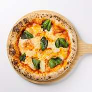 ピザと言えばコレ。ふわもちの生地に爽やかな自家製バジルとモッツァレラチーズ。シンプルイズベスト。(テイクアウト 1200円)
