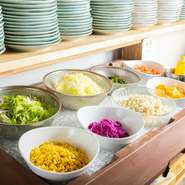 朝採れ新鮮野菜のサラダバーが充実‼
しかも、自慢の菜の華てづくり惣菜などのお料理も食べ放題！
