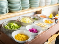 朝採れ新鮮野菜のサラダバーが充実‼
しかも、自慢の菜の華てづくり惣菜などのお料理も食べ放題！
