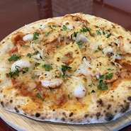 トマトソースに魚介が入ったシーフードピザになります！(テイクアウト1400円)