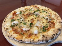 トマトソースに魚介が入ったシーフードピザになります！(テイクアウト1400円)