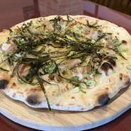 香ばしい照り焼きチキンにチーズとネギ、海苔もかかったピザです！(テイクアウト1400円)
