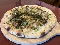 香ばしい照り焼きチキンにチーズとネギ、海苔もかかったピザです！(テイクアウト1400円)