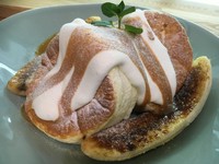 カフェタイムではSNSで話題になった、ふわふわのパンケーキを提供しています！菜の華のパンケーキは思わずペロッと食べてしまうほどの軽い食感です。※焼き上げりに少々お時間をいただきます。

　　　　