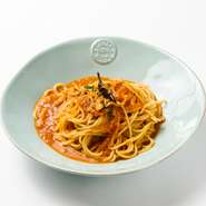 日本人好みのもちもち生パスタを使用。独自で開発したソースも人気です。全8種類あります(季節メニューもございます)　
