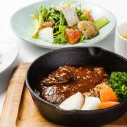 肉汁あふれるビーフ100％のジューシーな炭火焼きハンバーグ。ソースも嬉しい４種類(デミグラスorトマトor和風おろしor塩)。トッピングも5種類！（ディナーは＋2種類）