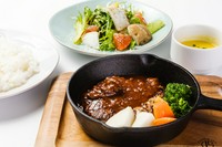 肉汁あふれるビーフ100％のジューシーな炭火焼きハンバーグ。ソースも嬉しい４種類(デミグラスorトマトor和風おろしor塩)。トッピングも5種類！（ディナーは＋2種類）