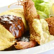 エビフライとコロッケが乗ったオムライスです！ソースは2種類からお選びいただけます（デミグラスソース、ケチャップ）
贅沢な組み合わせです！(単品テイクアウト 1200円)