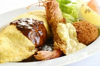 エビフライとコロッケが乗ったオムライスです！ソースは2種類からお選びいただけます（デミグラスソース、ケチャップ）
贅沢な組み合わせです！(単品テイクアウト 1200円)