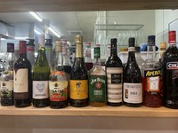 生ビール　　　　550円
瓶ビール　　　　440円
ノンアルコール　385円
ハイボール　　　440円
カクテル　　　　440円
焼酎　　　　　　440円
赤、白ワインボトル　　2585円
スパークリングワイン　2585円