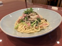 テイクアウト用の容器に入っています。