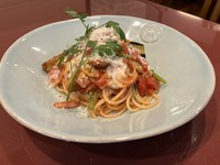 テイクアウト用の容器に入っています。