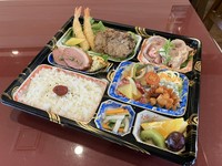 サイズが1700円、2200円とございます。画像は2200円
■白米をちらし寿司に変更 +200
■白米を巻き寿司・いなり寿司に変更 +300