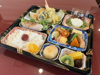 サイズが1700円、2200円とございます。画像は2200円
■白米をちらし寿司に変更 +200
■白米を巻き寿司・いなり寿司に変更 +300