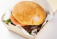 ビーフ100%の炭火焼きハンバーグは絶品!