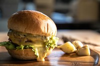 ビーフ100%の炭火焼きハンバーグは絶品!