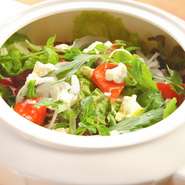 実際にスタッフが足を運び、自分の目で見て納得して仕入れた三次の野菜や上ノ原牧場のカドーレのチーズ。旬の素材そのものの味を生かし、季節感を大切にしているのが美味しさの秘密です。