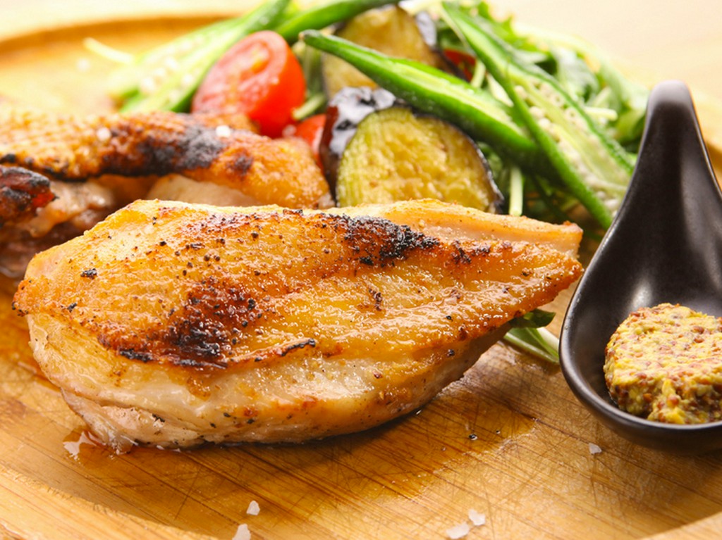 炭火で焼いたジューシーなお肉