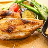 店名の【シャルボン】はフランス語で「炭」のこと。「江田島シャモ」や「石見ポーク」「峠下（タオシタ）牛」を炭火でじっくり焼き上げていきます。上質な肉の旨みがギュッと詰まった美味しさが自慢。