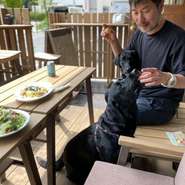 テラス席はペットをお連れの方もご利用いただけます。大切なペットと共にお食事を楽しみながら、素敵なひとときをお過ごしください。