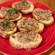 高知上町池澤本店さんの土佐の赤カツオ（にんにく＆ゆず）のブルスケッタです