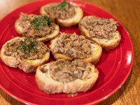 高知上町池澤本店さんの土佐の赤カツオ（にんにく＆ゆず）のブルスケッタです