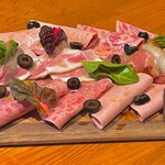 ［生ハム・ロースハム・ヴルスト4種］

4人前　2,860円
2人前　1,760円
1人前　968円