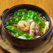 オリーブオイル、タカの爪。たっぷりの旬野菜、にんにく
シェフ秘伝のソースを加えて仕上げた広島NO１のアヒージョです