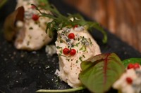 ブルーチーズとピンクペッパーをのせたワインに合うポテトサラダです。