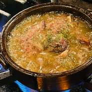 ほろっと柔らかく煮た四万十鶏赤ワイン煮込み アヒージョ