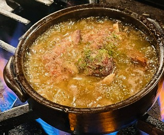 ほろっと柔らかく煮た四万十鶏赤ワイン煮込み アヒージョ