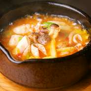 シャルボン伝統の味『エビと小イカのガーリックオイル焼き』