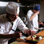 「和食離れがすすむなか、本物志向の日本料理を追求している」という本格派。盛り付けの美しさもさることながら、素材の味を知りつくした深い味わいに舌鼓！　オリジナリティ溢れる創作和食料理をご賞味あれ。