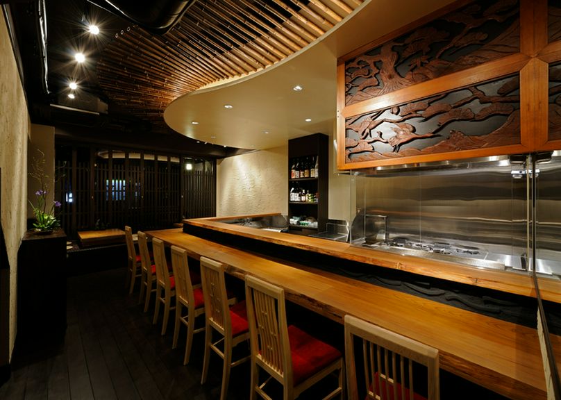 臨場感たっぷりのカウンター席