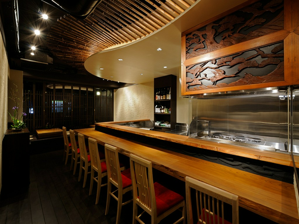 臨場感たっぷりのカウンター席
