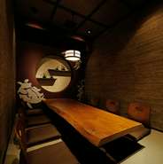 和風でありながらモダンで洒落た雰囲気が、上質な大人の時間をつくりだします。美味しいお酒とともに味わう本物志向の日本料理。プライベート感覚で利用できる個室でゆったりと堪能できます。