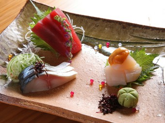 旬の味を堪能できる『季節のお刺身三点盛り』
