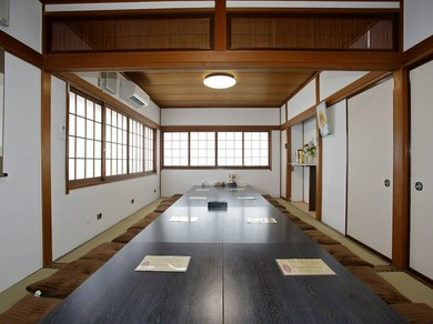 30人ほど入れる座敷席の個室でにぎやかに宴会を