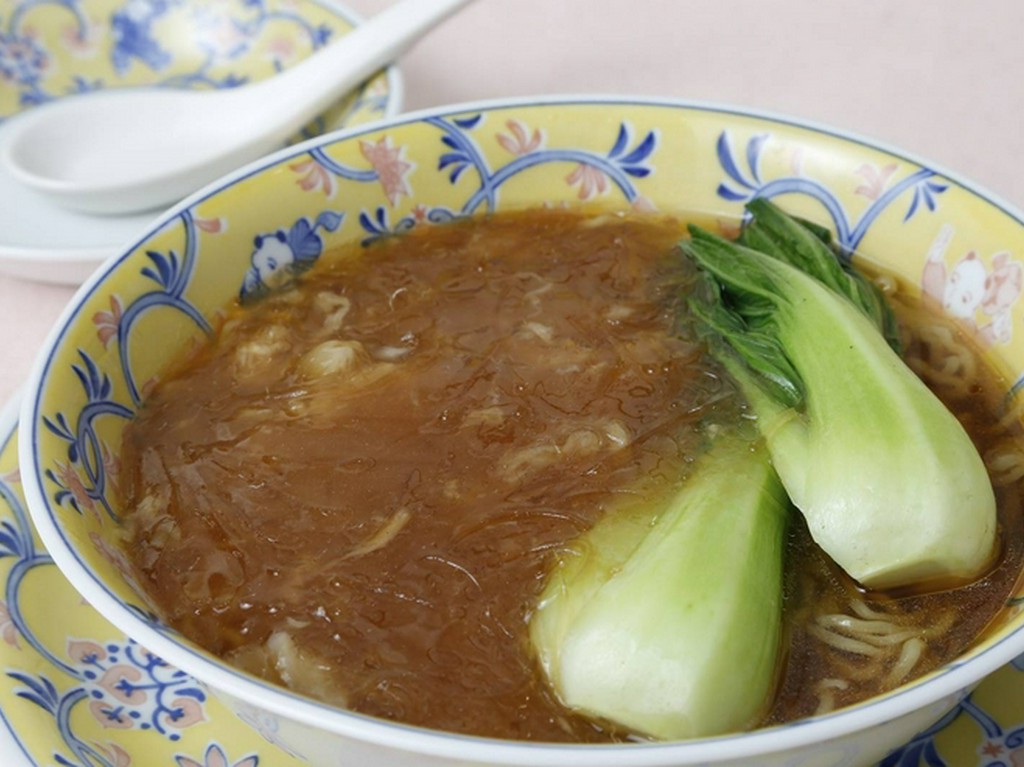 高級食材をたっぷり味わえる『ふかひれラーメン』
