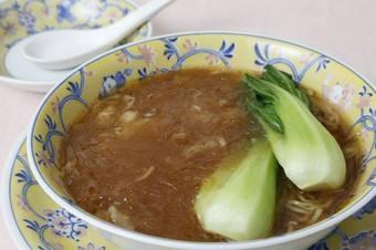 高級食材をたっぷり味わえる『ふかひれラーメン』