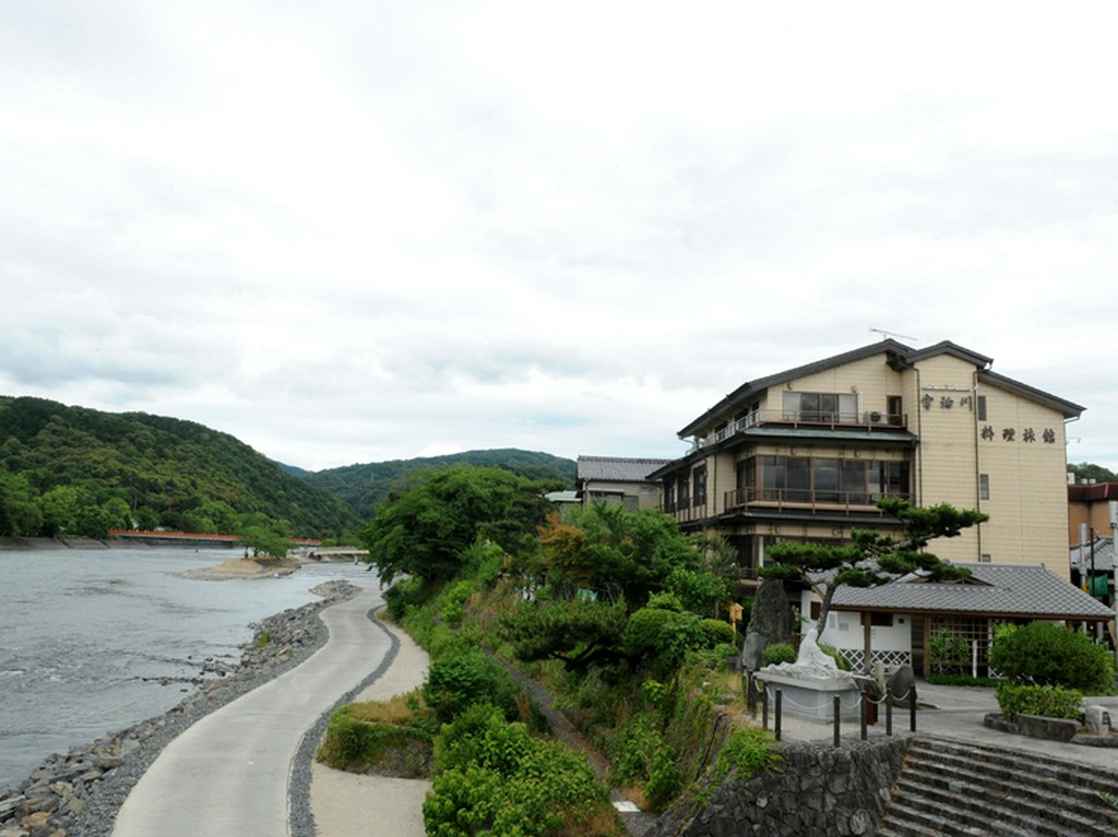 宇治川の川沿いにあり、きれいな景色を望めます