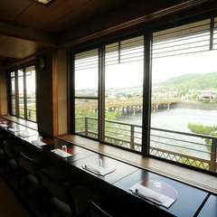 大きな窓から見える清々しい景色をお楽しみ下さい