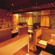 仕切りで区切られている半個室風の空間では、周りを気にせずゆっくりと過ごせるのが嬉しい。仕切りをはずせば25名席にも。親しい仲間との別れや、新しい仲間との出会いを祝う歓送迎会に最適です。